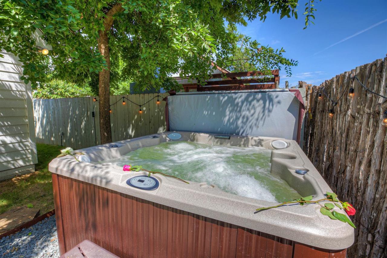 Luxury Combo Walk To Main With Hot Tub-Firepit Villa Fredericksburg Exterior photo